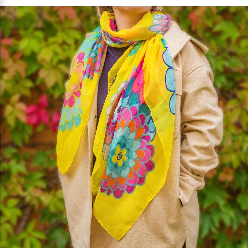 NIB Pylones scarf, Dahlia themed. - Picture 2 of 13